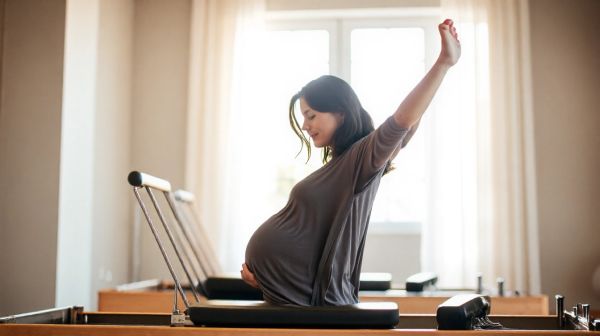 Les avantages du Pilates durant la grossesse : guide de sécurité